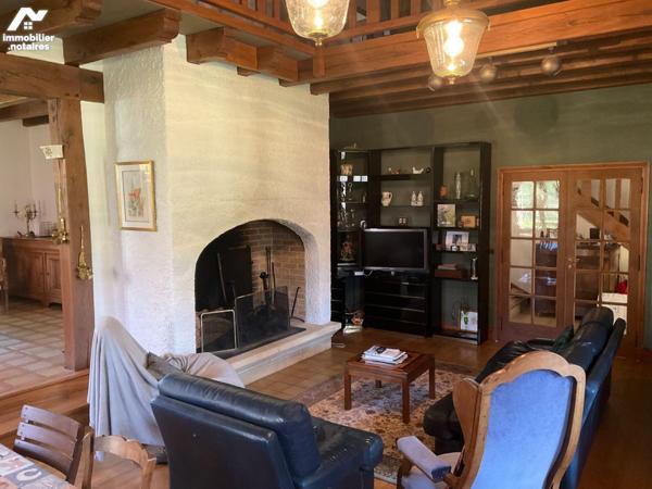 A VENDRE : Grande maison contemporaine et lumineuse avec dépendance, située en campagne, proche...