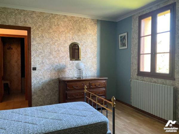 A VENDRE : Grande maison contemporaine et lumineuse avec dépendance, située en campagne, proche...