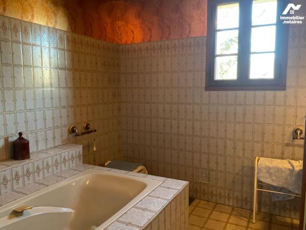 A VENDRE : Grande maison contemporaine et lumineuse avec dépendance, située en campagne, proche...