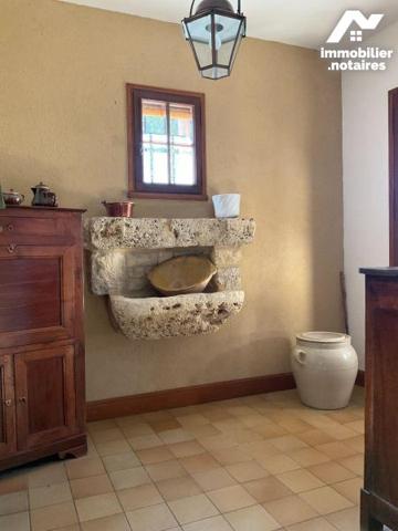 A VENDRE : Grande maison contemporaine et lumineuse avec dépendance, située en campagne, proche...