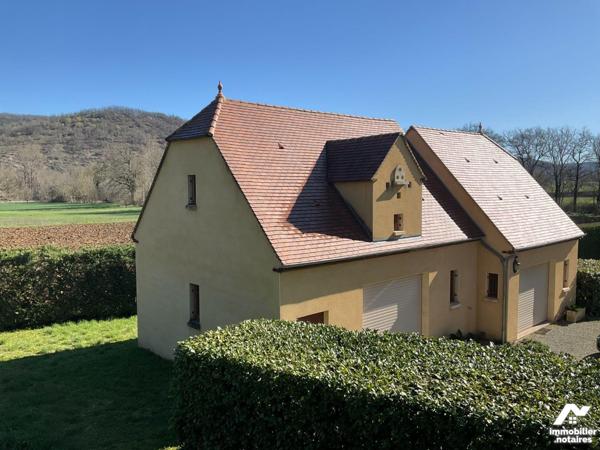 A VENDRE : Grande maison contemporaine et lumineuse avec dépendance, située en campagne, proche...