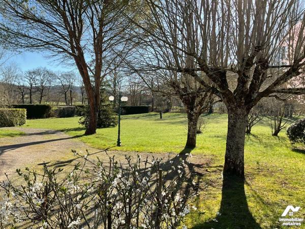 A VENDRE : Grande maison contemporaine et lumineuse avec dépendance, située en campagne, proche...