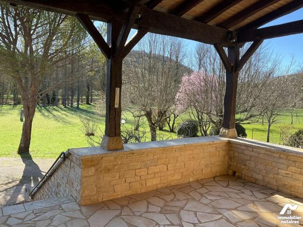 A VENDRE : Grande maison contemporaine et lumineuse avec dépendance, située en campagne, proche...