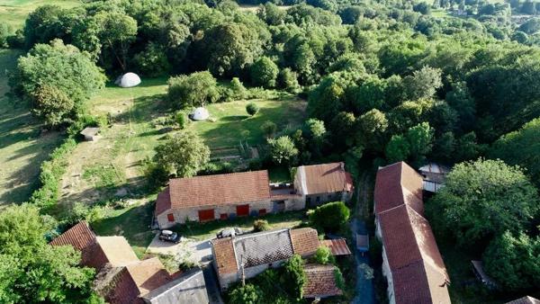 Belle ferme située dans une campagne vallonnée avec un gîte et 2 dômes géodésiques