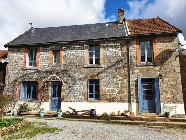 Belle ferme située dans une campagne vallonnée avec un gîte et 2 dômes géodésiques