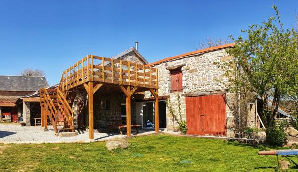 Belle ferme située dans une campagne vallonnée avec un gîte et 2 dômes géodésiques