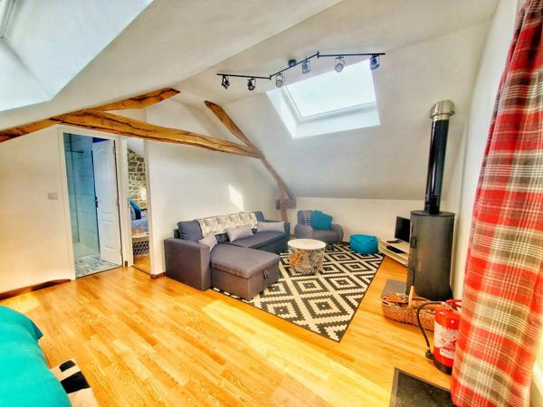 Belle ferme située dans une campagne vallonnée avec un gîte et 2 dômes géodésiques