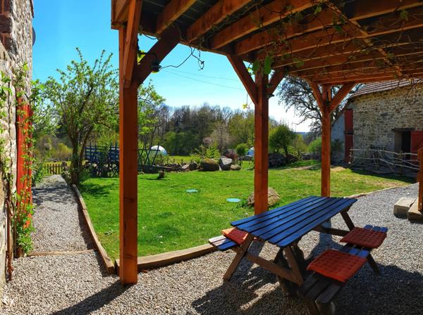 Belle ferme située dans une campagne vallonnée avec un gîte et 2 dômes géodésiques