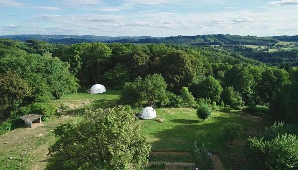 Belle ferme située dans une campagne vallonnée avec un gîte et 2 dômes géodésiques