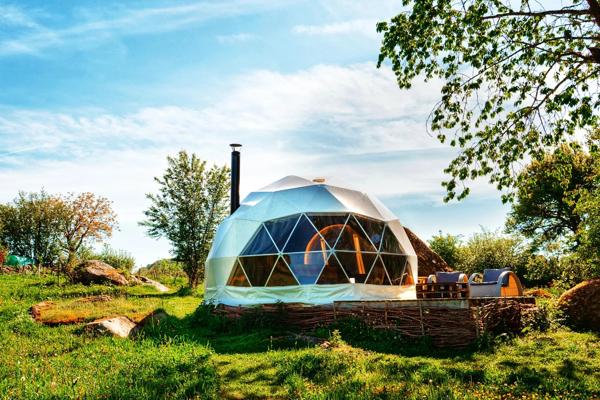 Belle ferme située dans une campagne vallonnée avec un gîte et 2 dômes géodésiques