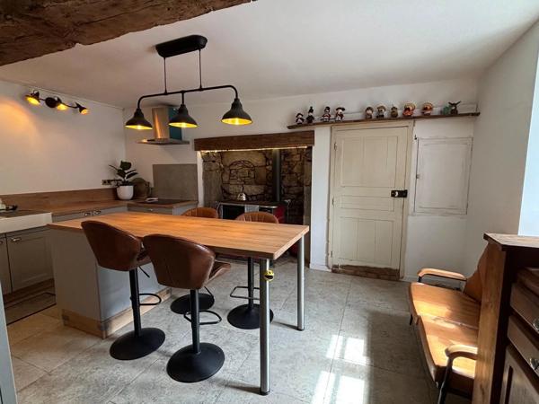Belle ferme située dans une campagne vallonnée avec un gîte et 2 dômes géodésiques