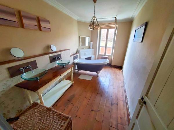Belle ferme située dans une campagne vallonnée avec un gîte et 2 dômes géodésiques