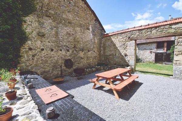 Belle ferme située dans une campagne vallonnée avec un gîte et 2 dômes géodésiques