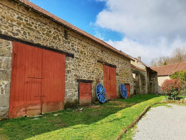 Belle ferme située dans une campagne vallonnée avec un gîte et 2 dômes géodésiques