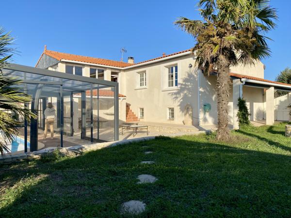 VUE MER PANORAMIQUE POUR CETTE MAISON DE CINQ CHAMBRES