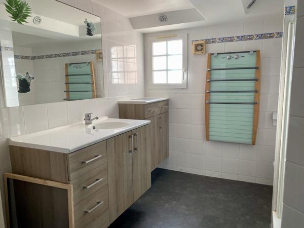 VUE MER PANORAMIQUE POUR CETTE MAISON DE CINQ CHAMBRES