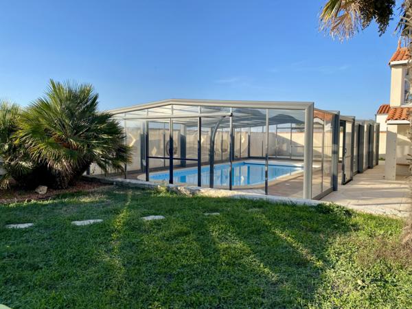 VUE MER PANORAMIQUE POUR CETTE MAISON DE CINQ CHAMBRES