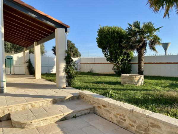 VUE MER PANORAMIQUE POUR CETTE MAISON DE CINQ CHAMBRES