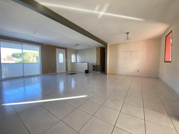 VUE MER PANORAMIQUE POUR CETTE MAISON DE CINQ CHAMBRES