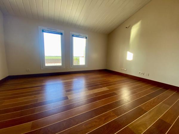 VUE MER PANORAMIQUE POUR CETTE MAISON DE CINQ CHAMBRES