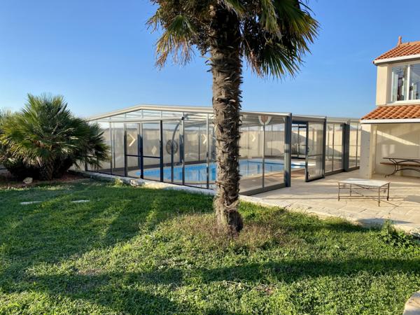 VUE MER PANORAMIQUE POUR CETTE MAISON DE CINQ CHAMBRES