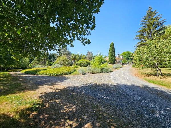 Maison à vendre 16440 Roullet Saint Estephe 6 chambres 322.81 m2