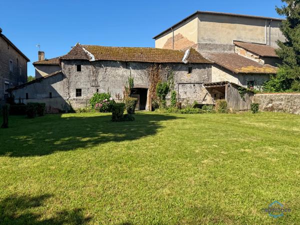 Dpt Landes (40), à vendre AIRE SUR L'ADOUR maison à rénover T6 de 200 m² habitables + garage attenant et dépendances sur 1314 m² de terrain au centre village