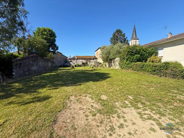 Dpt Landes (40), à vendre AIRE SUR L'ADOUR maison à rénover T6 de 200 m² habitables + garage attenant et dépendances sur 1314 m² de terrain au centre village