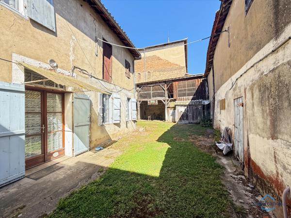 Dpt Landes (40), à vendre AIRE SUR L'ADOUR maison à rénover T6 de 200 m² habitables + garage attenant et dépendances sur 1314 m² de terrain au centre village