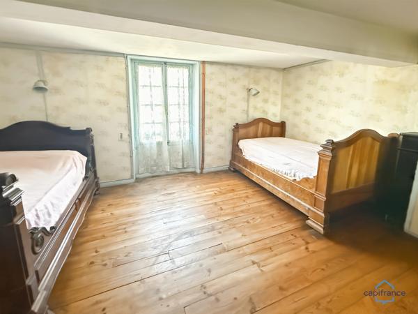 Dpt Landes (40), à vendre AIRE SUR L'ADOUR maison à rénover T6 de 200 m² habitables + garage attenant et dépendances sur 1314 m² de terrain au centre village