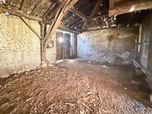 Dpt Landes (40), à vendre AIRE SUR L'ADOUR maison à rénover T6 de 200 m² habitables + garage attenant et dépendances sur 1314 m² de terrain au centre village