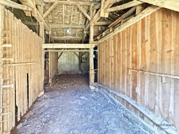 Dpt Landes (40), à vendre AIRE SUR L'ADOUR maison à rénover T6 de 200 m² habitables + garage attenant et dépendances sur 1314 m² de terrain au centre village