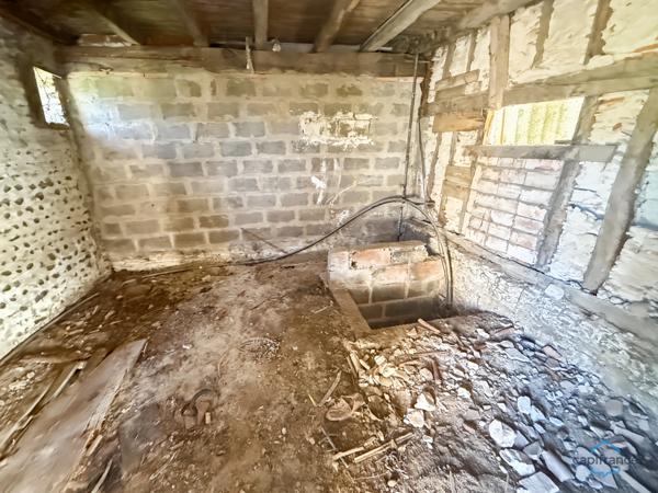 Dpt Landes (40), à vendre AIRE SUR L'ADOUR maison à rénover T6 de 200 m² habitables + garage attenant et dépendances sur 1314 m² de terrain au centre village