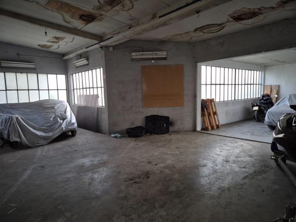 Entrepôt de 90 m2, petit parking, espace clos par portail