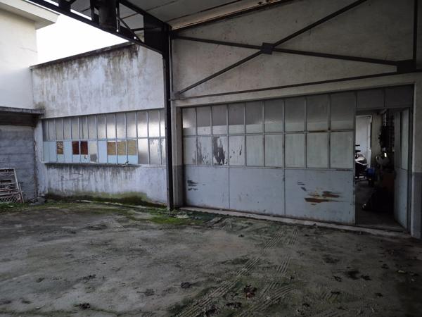 Entrepôt de 90 m2, petit parking, espace clos par portail