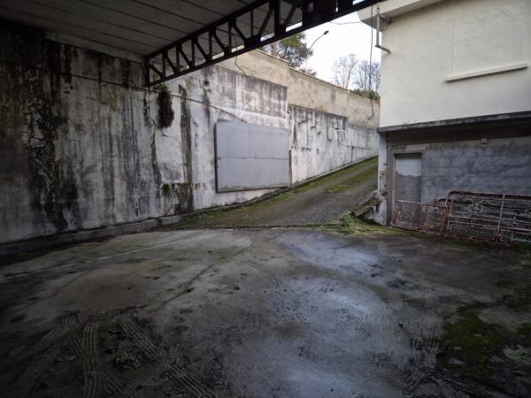 Entrepôt de 90 m2, petit parking, espace clos par portail