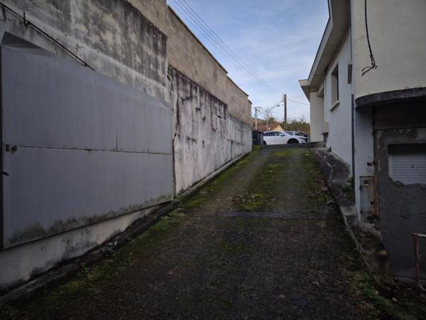 Entrepôt de 90 m2, petit parking, espace clos par portail