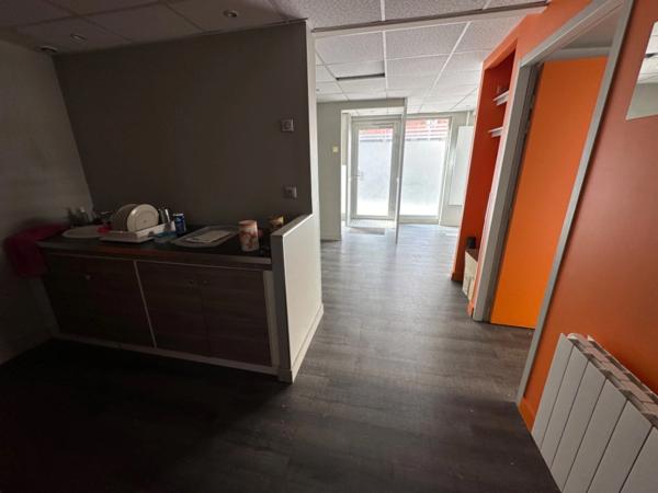 MURS Local/bureau à vendre LYON 4EME ARRONDISSEMENT (69), local en angle de 70m2 environ, idéal professions libérales