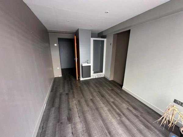 MURS Local/bureau à vendre LYON 4EME ARRONDISSEMENT (69), local en angle de 70m2 environ, idéal professions libérales