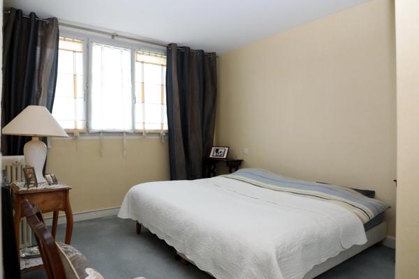 Exceptionnel F4 – 90 m2 – parking et caves - DPE "D" - charges faibles