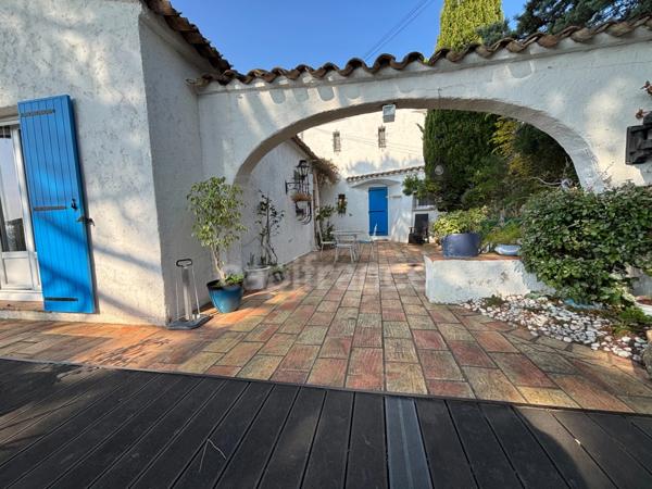 Maison à vendre 8 pièces LES ISSAMBRES (83), vue mer, piscine, 6 chambres, 2 appartements indépendants, boulodrome, garage, parking !!