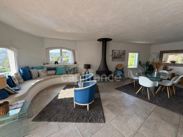 Maison à vendre 8 pièces LES ISSAMBRES (83), vue mer, piscine, 6 chambres, 2 appartements indépendants, boulodrome, garage, parking !!