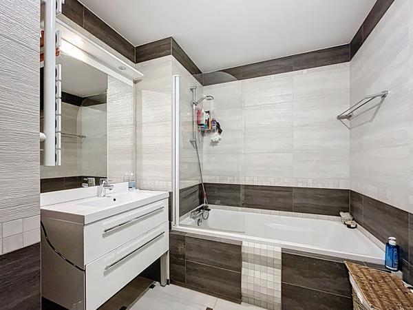 Appartement Suresnes 2 pièce(s) 46.76 m2