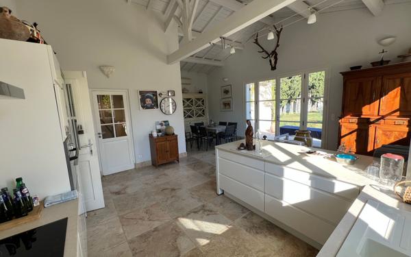 Maison à vendre    8 pièces •  Châteaurenard