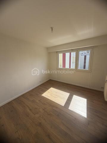CHARLEVILLE-MÉZIÈRES CENTRE-VILLE – APPARTEMENT AVEC GRANDE TERRASSE, BALCON, PARKING ET CAVE

148 000 €

Vous recherchez un appartement idéalement situé, permettant de profiter de toutes les commodités à pied ? Découvrez ce bien situé en plein centre-ville de Charleville-Mézières, à proximité immédiate des commerces, services et écoles.

Plus besoin de prendre la voiture pour votre quotidien !

Situé au 4ᵉ étage d’un immeuble calme, cet appartement offre un cadre de vie pratique et agréable.

Il se compose de :

Une entrée
Un séjour / salon
Deux chambres
Une cuisine entièrement équipée
Une salle de bains
Deux WC
Un balcon
Une grande terrasse, véritable atout du bien

Vous disposerez également d’une place de parking privative en sous-sol ainsi que d’une cave.

Les atouts

⭐ Emplacement exceptionnel en centre-ville
⭐ Tous commerces et commodités à pied
⭐ Proximité immédiate d’une école
⭐ Grande terrasse + balcon
⭐ Parking en sous-sol
⭐ Cave
⭐ Double vitrage
⭐ Interphone
⭐ Tout-à-l’égout
⭐ Chauffage collectif au gaz
⭐ Résidence calme

Charges de copropriété : environ 200 € / mois.

📍 Charleville-Mézières
💰 Prix : 148 000 €

Un bien rare par son emplacement et ses extérieurs, à découvrir sans tarder !

Contactez-nous pour organiser une visite.