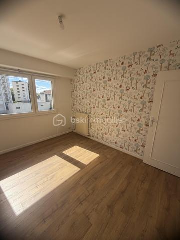 CHARLEVILLE-MÉZIÈRES CENTRE-VILLE – APPARTEMENT AVEC GRANDE TERRASSE, BALCON, PARKING ET CAVE

148 000 €

Vous recherchez un appartement idéalement situé, permettant de profiter de toutes les commodités à pied ? Découvrez ce bien situé en plein centre-ville de Charleville-Mézières, à proximité immédiate des commerces, services et écoles.

Plus besoin de prendre la voiture pour votre quotidien !

Situé au 4ᵉ étage d’un immeuble calme, cet appartement offre un cadre de vie pratique et agréable.

Il se compose de :

Une entrée
Un séjour / salon
Deux chambres
Une cuisine entièrement équipée
Une salle de bains
Deux WC
Un balcon
Une grande terrasse, véritable atout du bien

Vous disposerez également d’une place de parking privative en sous-sol ainsi que d’une cave.

Les atouts

⭐ Emplacement exceptionnel en centre-ville
⭐ Tous commerces et commodités à pied
⭐ Proximité immédiate d’une école
⭐ Grande terrasse + balcon
⭐ Parking en sous-sol
⭐ Cave
⭐ Double vitrage
⭐ Interphone
⭐ Tout-à-l’égout
⭐ Chauffage collectif au gaz
⭐ Résidence calme

Charges de copropriété : environ 200 € / mois.

📍 Charleville-Mézières
💰 Prix : 148 000 €

Un bien rare par son emplacement et ses extérieurs, à découvrir sans tarder !

Contactez-nous pour organiser une visite.
