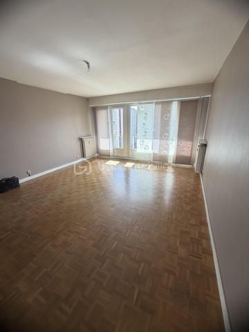CHARLEVILLE-MÉZIÈRES CENTRE-VILLE – APPARTEMENT AVEC GRANDE TERRASSE, BALCON, PARKING ET CAVE

148 000 €

Vous recherchez un appartement idéalement situé, permettant de profiter de toutes les commodités à pied ? Découvrez ce bien situé en plein centre-ville de Charleville-Mézières, à proximité immédiate des commerces, services et écoles.

Plus besoin de prendre la voiture pour votre quotidien !

Situé au 4ᵉ étage d’un immeuble calme, cet appartement offre un cadre de vie pratique et agréable.

Il se compose de :

Une entrée
Un séjour / salon
Deux chambres
Une cuisine entièrement équipée
Une salle de bains
Deux WC
Un balcon
Une grande terrasse, véritable atout du bien

Vous disposerez également d’une place de parking privative en sous-sol ainsi que d’une cave.

Les atouts

⭐ Emplacement exceptionnel en centre-ville
⭐ Tous commerces et commodités à pied
⭐ Proximité immédiate d’une école
⭐ Grande terrasse + balcon
⭐ Parking en sous-sol
⭐ Cave
⭐ Double vitrage
⭐ Interphone
⭐ Tout-à-l’égout
⭐ Chauffage collectif au gaz
⭐ Résidence calme

Charges de copropriété : environ 200 € / mois.

📍 Charleville-Mézières
💰 Prix : 148 000 €

Un bien rare par son emplacement et ses extérieurs, à découvrir sans tarder !

Contactez-nous pour organiser une visite.