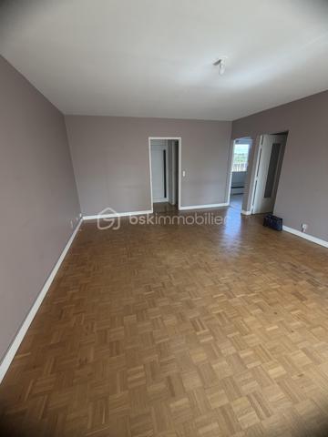 CHARLEVILLE-MÉZIÈRES CENTRE-VILLE – APPARTEMENT AVEC GRANDE TERRASSE, BALCON, PARKING ET CAVE

148 000 €

Vous recherchez un appartement idéalement situé, permettant de profiter de toutes les commodités à pied ? Découvrez ce bien situé en plein centre-ville de Charleville-Mézières, à proximité immédiate des commerces, services et écoles.

Plus besoin de prendre la voiture pour votre quotidien !

Situé au 4ᵉ étage d’un immeuble calme, cet appartement offre un cadre de vie pratique et agréable.

Il se compose de :

Une entrée
Un séjour / salon
Deux chambres
Une cuisine entièrement équipée
Une salle de bains
Deux WC
Un balcon
Une grande terrasse, véritable atout du bien

Vous disposerez également d’une place de parking privative en sous-sol ainsi que d’une cave.

Les atouts

⭐ Emplacement exceptionnel en centre-ville
⭐ Tous commerces et commodités à pied
⭐ Proximité immédiate d’une école
⭐ Grande terrasse + balcon
⭐ Parking en sous-sol
⭐ Cave
⭐ Double vitrage
⭐ Interphone
⭐ Tout-à-l’égout
⭐ Chauffage collectif au gaz
⭐ Résidence calme

Charges de copropriété : environ 200 € / mois.

📍 Charleville-Mézières
💰 Prix : 148 000 €

Un bien rare par son emplacement et ses extérieurs, à découvrir sans tarder !

Contactez-nous pour organiser une visite.