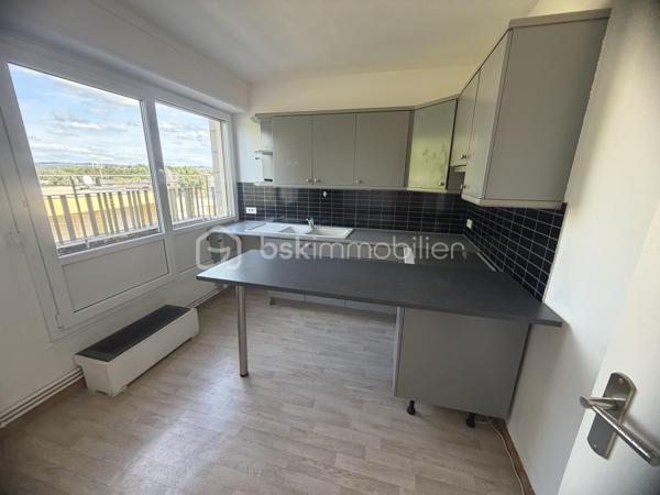 CHARLEVILLE-MÉZIÈRES CENTRE-VILLE – APPARTEMENT AVEC GRANDE TERRASSE, BALCON, PARKING ET CAVE

148 000 €

Vous recherchez un appartement idéalement situé, permettant de profiter de toutes les commodités à pied ? Découvrez ce bien situé en plein centre-ville de Charleville-Mézières, à proximité immédiate des commerces, services et écoles.

Plus besoin de prendre la voiture pour votre quotidien !

Situé au 4ᵉ étage d’un immeuble calme, cet appartement offre un cadre de vie pratique et agréable.

Il se compose de :

Une entrée
Un séjour / salon
Deux chambres
Une cuisine entièrement équipée
Une salle de bains
Deux WC
Un balcon
Une grande terrasse, véritable atout du bien

Vous disposerez également d’une place de parking privative en sous-sol ainsi que d’une cave.

Les atouts

⭐ Emplacement exceptionnel en centre-ville
⭐ Tous commerces et commodités à pied
⭐ Proximité immédiate d’une école
⭐ Grande terrasse + balcon
⭐ Parking en sous-sol
⭐ Cave
⭐ Double vitrage
⭐ Interphone
⭐ Tout-à-l’égout
⭐ Chauffage collectif au gaz
⭐ Résidence calme

Charges de copropriété : environ 200 € / mois.

📍 Charleville-Mézières
💰 Prix : 148 000 €

Un bien rare par son emplacement et ses extérieurs, à découvrir sans tarder !

Contactez-nous pour organiser une visite.