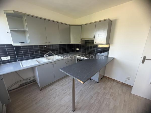 CHARLEVILLE-MÉZIÈRES CENTRE-VILLE – APPARTEMENT AVEC GRANDE TERRASSE, BALCON, PARKING ET CAVE

148 000 €

Vous recherchez un appartement idéalement situé, permettant de profiter de toutes les commodités à pied ? Découvrez ce bien situé en plein centre-ville de Charleville-Mézières, à proximité immédiate des commerces, services et écoles.

Plus besoin de prendre la voiture pour votre quotidien !

Situé au 4ᵉ étage d’un immeuble calme, cet appartement offre un cadre de vie pratique et agréable.

Il se compose de :

Une entrée
Un séjour / salon
Deux chambres
Une cuisine entièrement équipée
Une salle de bains
Deux WC
Un balcon
Une grande terrasse, véritable atout du bien

Vous disposerez également d’une place de parking privative en sous-sol ainsi que d’une cave.

Les atouts

⭐ Emplacement exceptionnel en centre-ville
⭐ Tous commerces et commodités à pied
⭐ Proximité immédiate d’une école
⭐ Grande terrasse + balcon
⭐ Parking en sous-sol
⭐ Cave
⭐ Double vitrage
⭐ Interphone
⭐ Tout-à-l’égout
⭐ Chauffage collectif au gaz
⭐ Résidence calme

Charges de copropriété : environ 200 € / mois.

📍 Charleville-Mézières
💰 Prix : 148 000 €

Un bien rare par son emplacement et ses extérieurs, à découvrir sans tarder !

Contactez-nous pour organiser une visite.